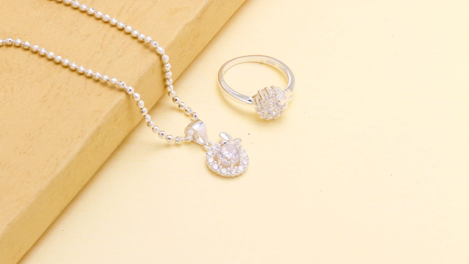 In de aanbieding – Art Jewelry Forum